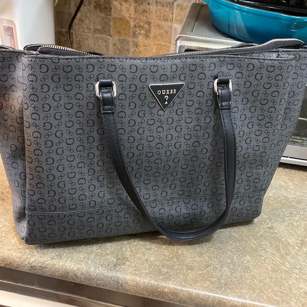 BRAND NEW GUESS PURSE NEVER USED👜
